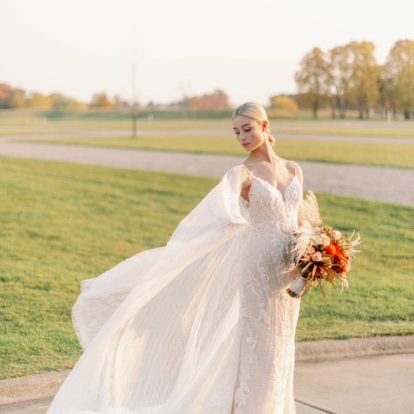 WEDDING DRESS - Picture 2 of 6